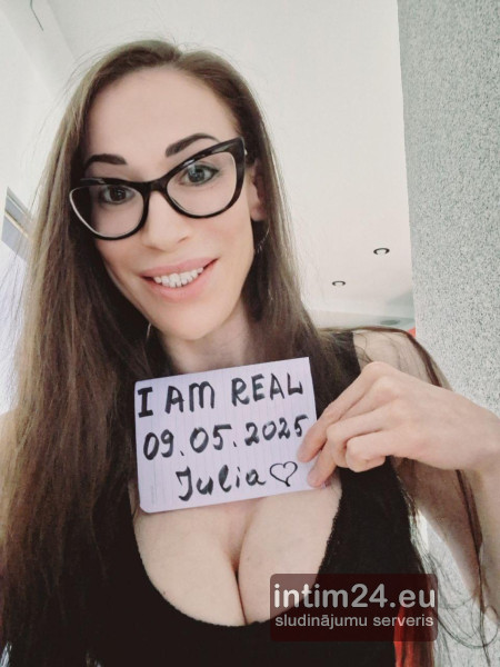 JULIA TANTRA
